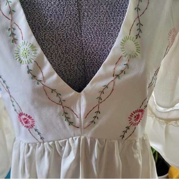 Vintage 1960s. Junket Dress. One of a Kind, vintage linens. Embroidery. US14 - Picture 4 of 5